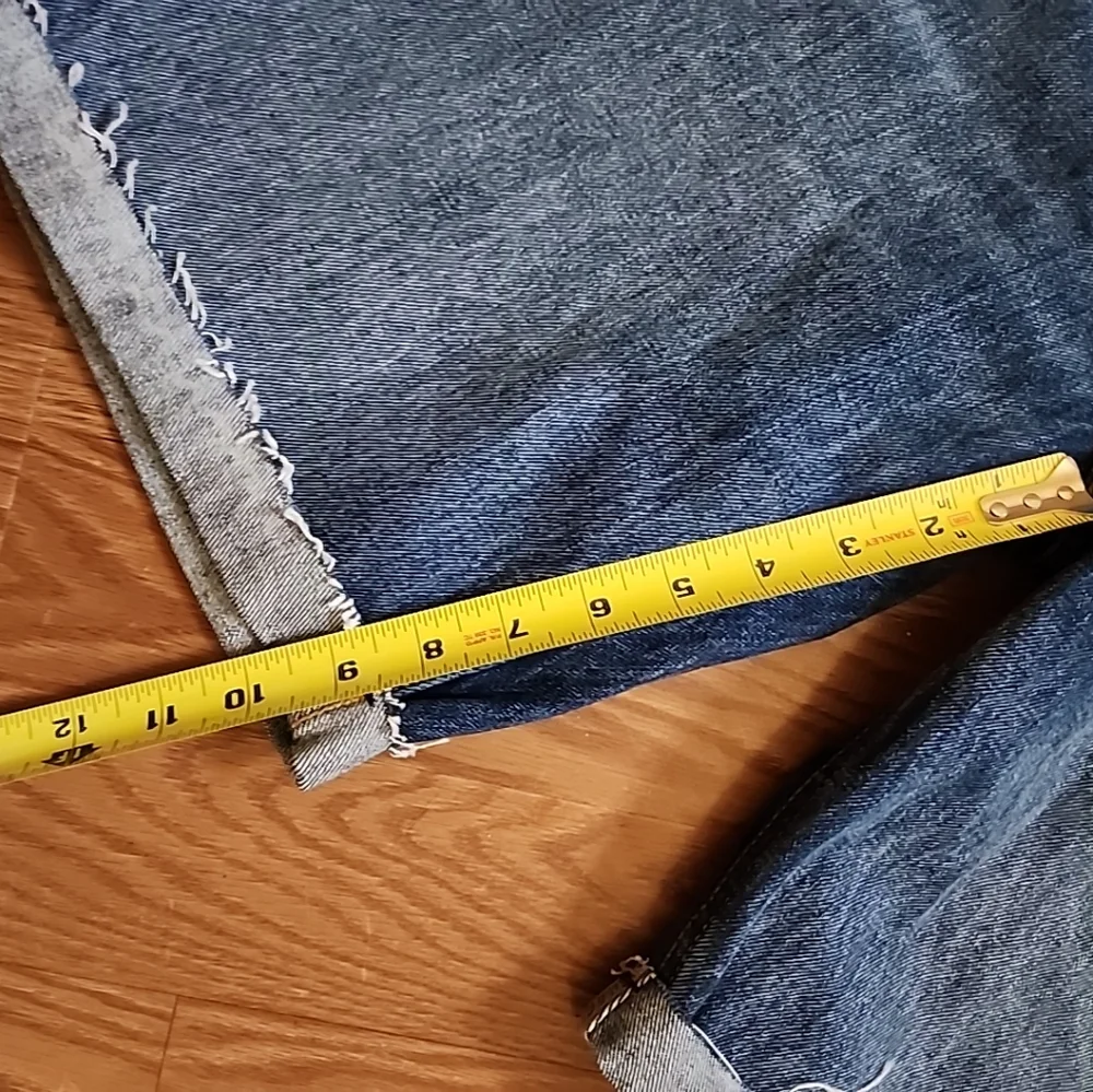 NWT Levi's 511 fall at knee shorts size 40 distressed‎